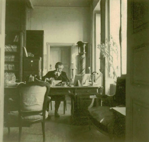 Foto: Meneer Cougnet in zijn bureau