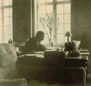 Foto: Meneer Cougnet achter zijn bureau