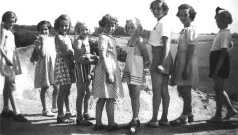 Foto: genomen op 11 juli 1945 op de verjaardag van Hanneke Hamme